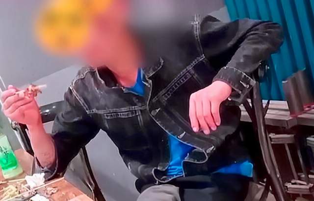 亚洲播报一姐 男子吃“霸王餐”拒绝付款，自称“这是我做人原则”，网友：打一顿就好了
