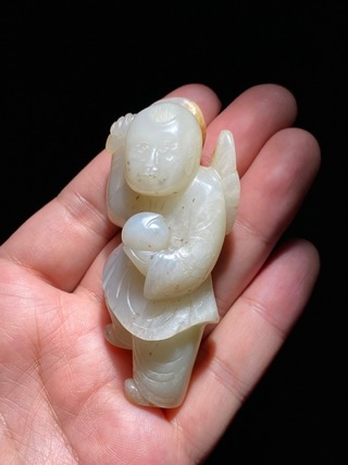 和田玉籽料|清中期 和田玉籽料 白玉 圆雕 持寿桃童子 持莲童子