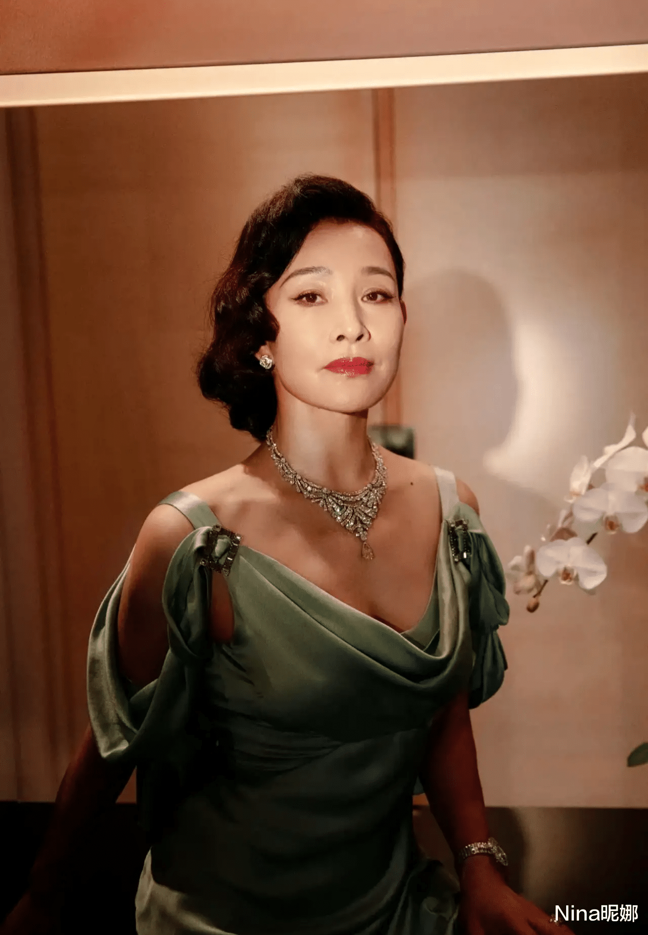 肖战|60岁陈冲久违亮相变胖，穿缎面裙大肚腩抢镜，老戏骨一出场就被吸引