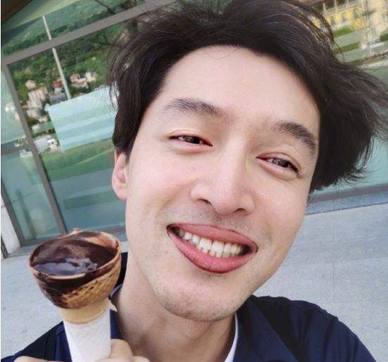 胡歌|胡歌又上线自黑了！晒出独特自拍，网友：清奇角度再创新高