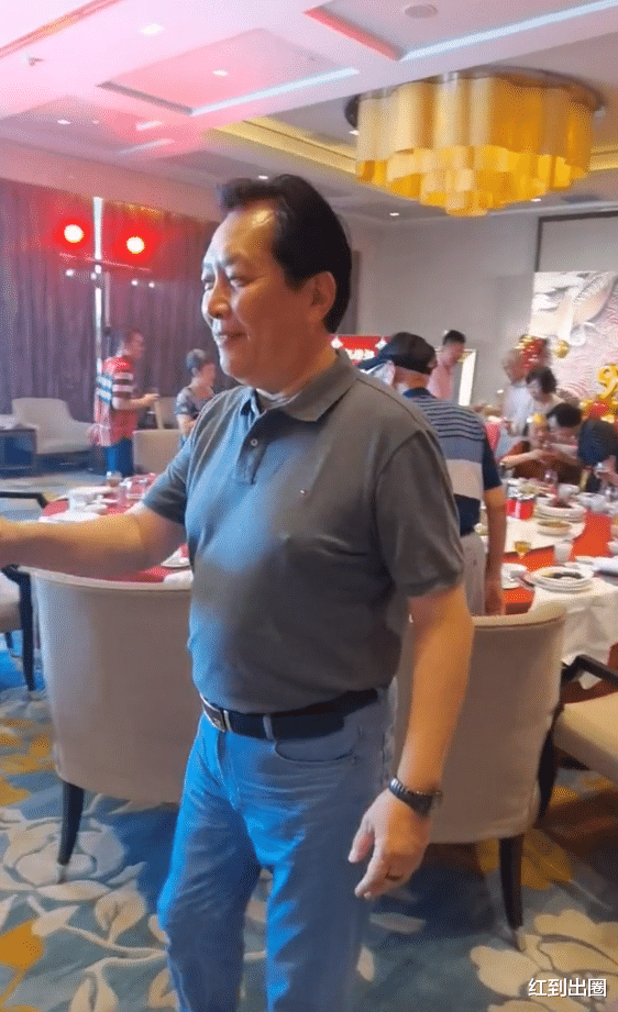 唐国强|69岁唐国强出席艺术展,穿皮衣挺大肚身姿矫健,众人自觉站在后面