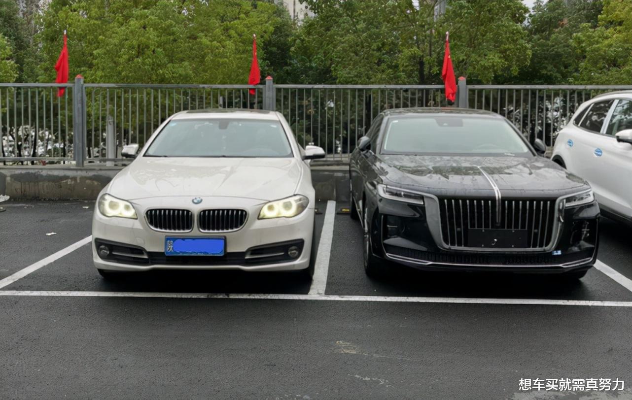 花35万买辆红旗H9,停车场遇到两辆宝马车,车主缓缓打开车灯
