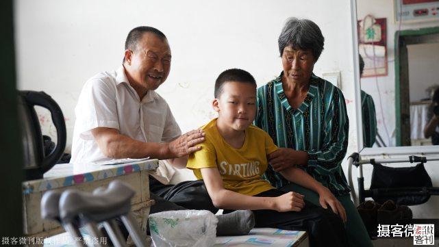 早产 男童早产致脑瘫靠双拐走路，奶奶：只要我活着，就要治好他的病