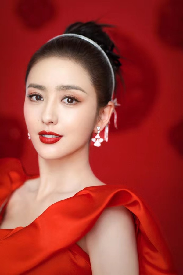 佟丽娅|春晚穿搭太喜庆！佟丽娅穿红裙惊艳开场，关晓彤牛角发型更抢风头