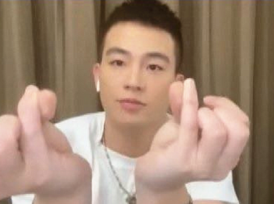 金素妍|明星比心方式，白敬亭双手抠帽，看到欧豪：一般人做不到