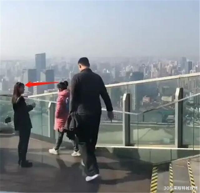 安东尼·戴维斯|姚明家又出了个巨人！姚明10岁女儿长到他胸部了，行人也看懵了