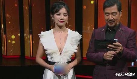 张国立|知名女主持现场失误，少穿了一件衣服，张国立硬是60分钟没转头！