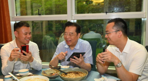 娱乐圈|82岁李双江家中内景曝光！生活用品堆积显杂乱，穿睡衣签名接地气