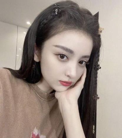 古力娜扎|娜扎晒家庭合照,悼念父亲去世7周年,大5岁姐姐长腿吸睛像明星