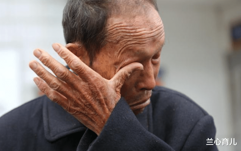 |毕业两年月薪三万，小伙却不敢回家，父亲：你的职业让我没脸见人