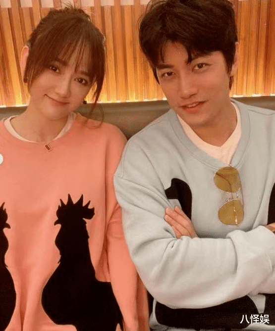 陈乔恩|陈乔恩和男友吃浪漫晚餐，换新发型捧手机臭美自拍，状态似小女生