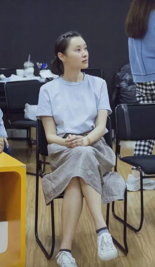 紫薯|吴越看着真不像坏人，新剧里穿针织开衫一脸温柔，配短发气质真好