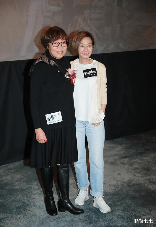 里尚七七|张国荣前女友罕见亮相，60岁头发花白淡妆撞脸叶童，手纹暴露年龄