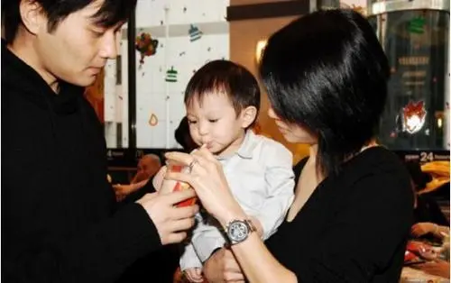 袁咏仪|袁咏仪儿子正脸罕见曝光！长相帅气不输男团偶像，与张智霖很神似