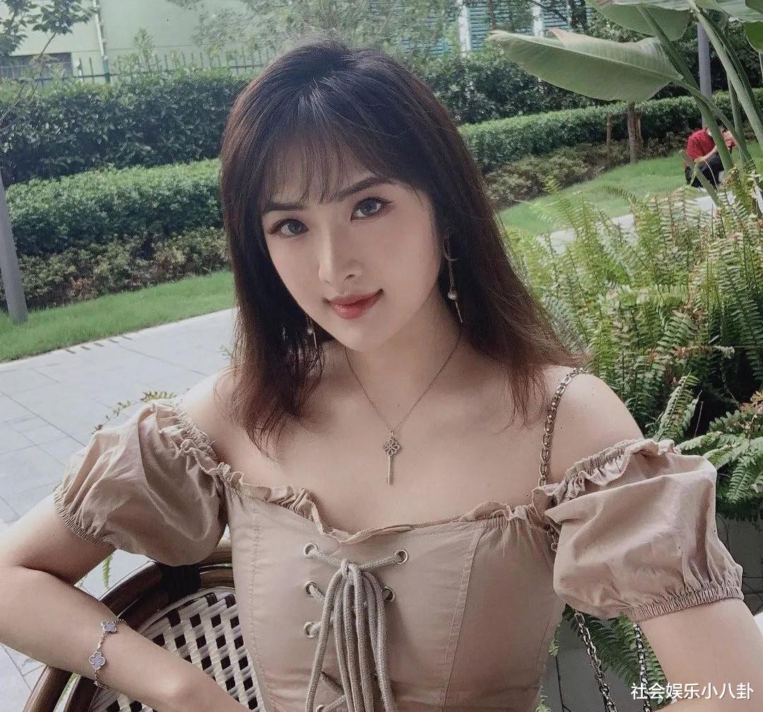 姚安娜|姚安娜新剧拍摄5天杀青！剧组合照稳站C位，造型一改往日华丽