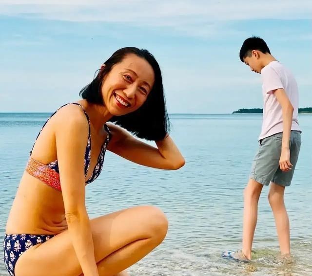 何沐青谈|46岁姐姐太有气质了,网友都向她探寻保持身材的秘诀