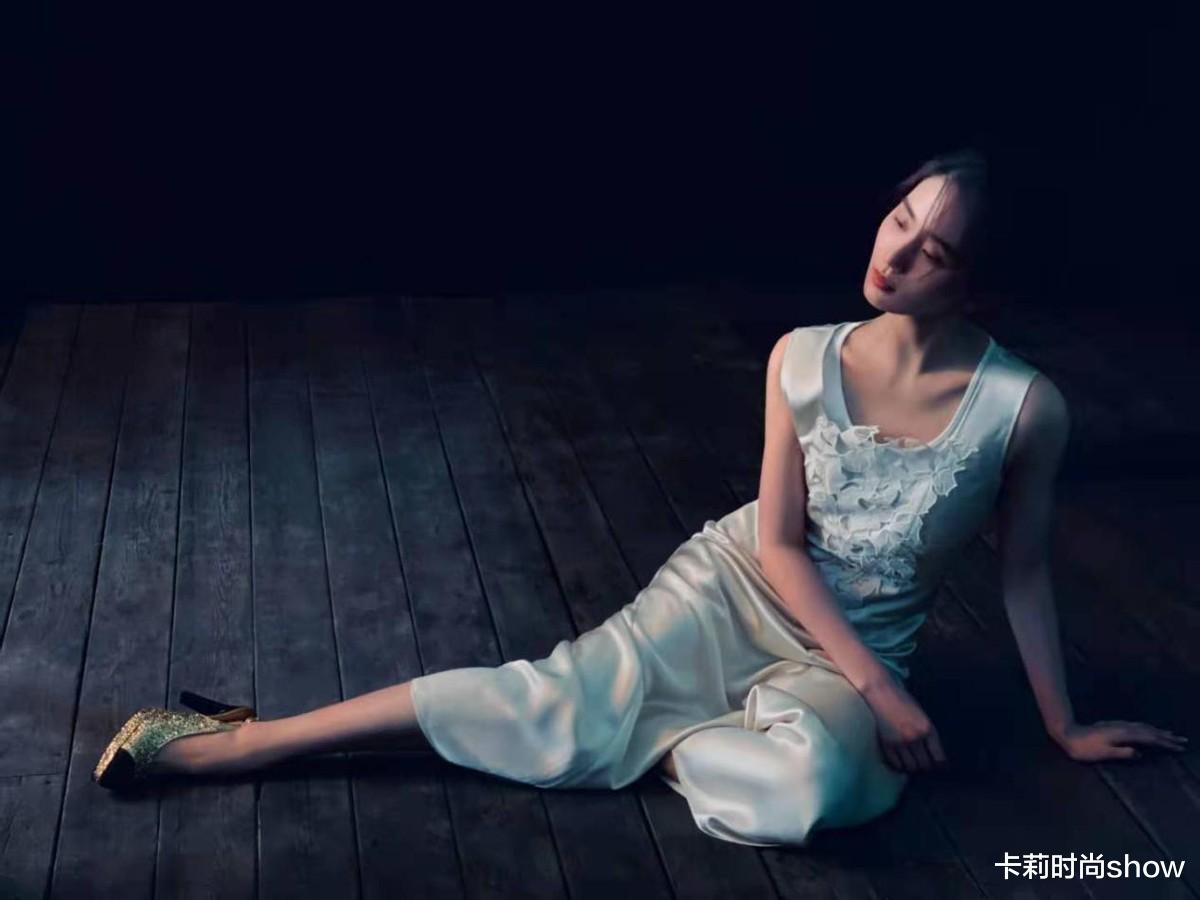 刘诗诗|刘诗诗也很适合港风，穿短裤配上蓬松发型惊艳，造型让人眼前一亮