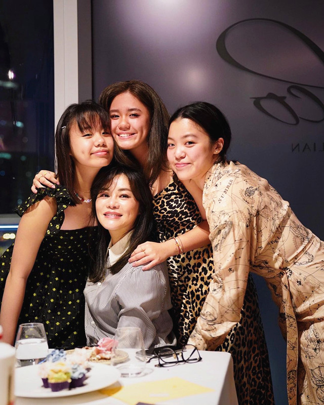 全球时尚号 68岁钟镇涛太幸福,一家五口为妻子庆生,小女儿穿波点裙可爱