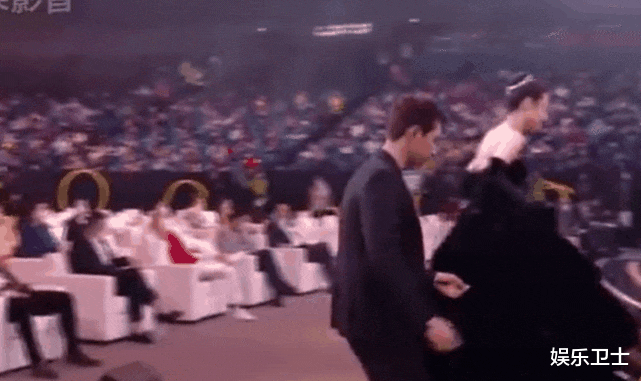 迪丽热巴|迪丽热巴微博之夜再添恋情锤？躲闪主动搀扶的李现，之前却主动靠近黄景瑜