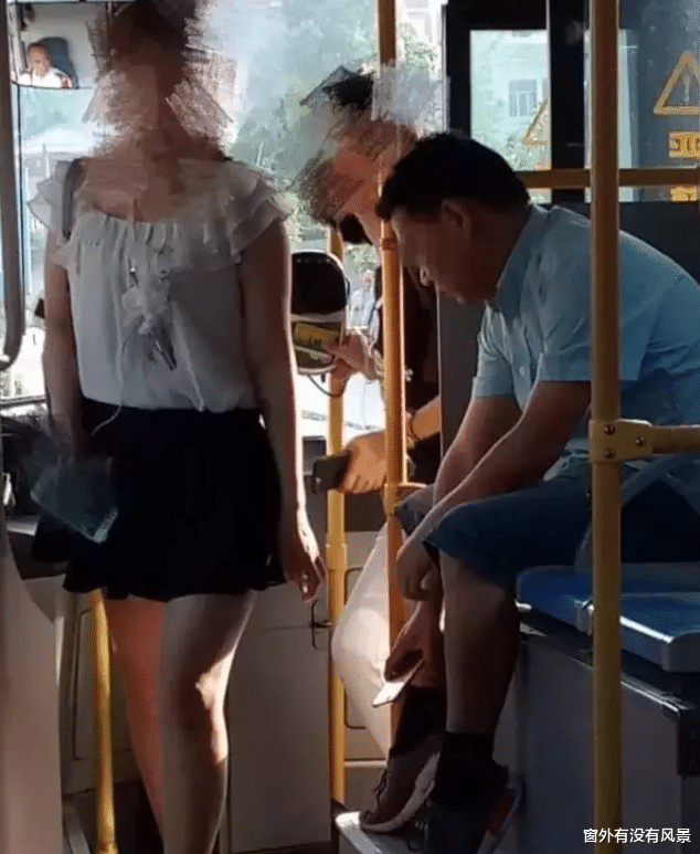 在公交车上被人偷拍裙底,坏人趁人多逃脱,事后要不要选择报警?