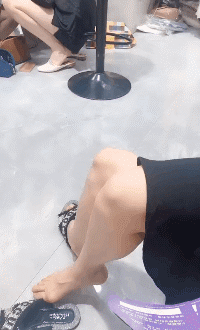 情感避风港|“当伴娘不仅得漂亮，坐姿也很很重要的！”小姐姐这姿势多尴尬啊，哇哈哈哈
