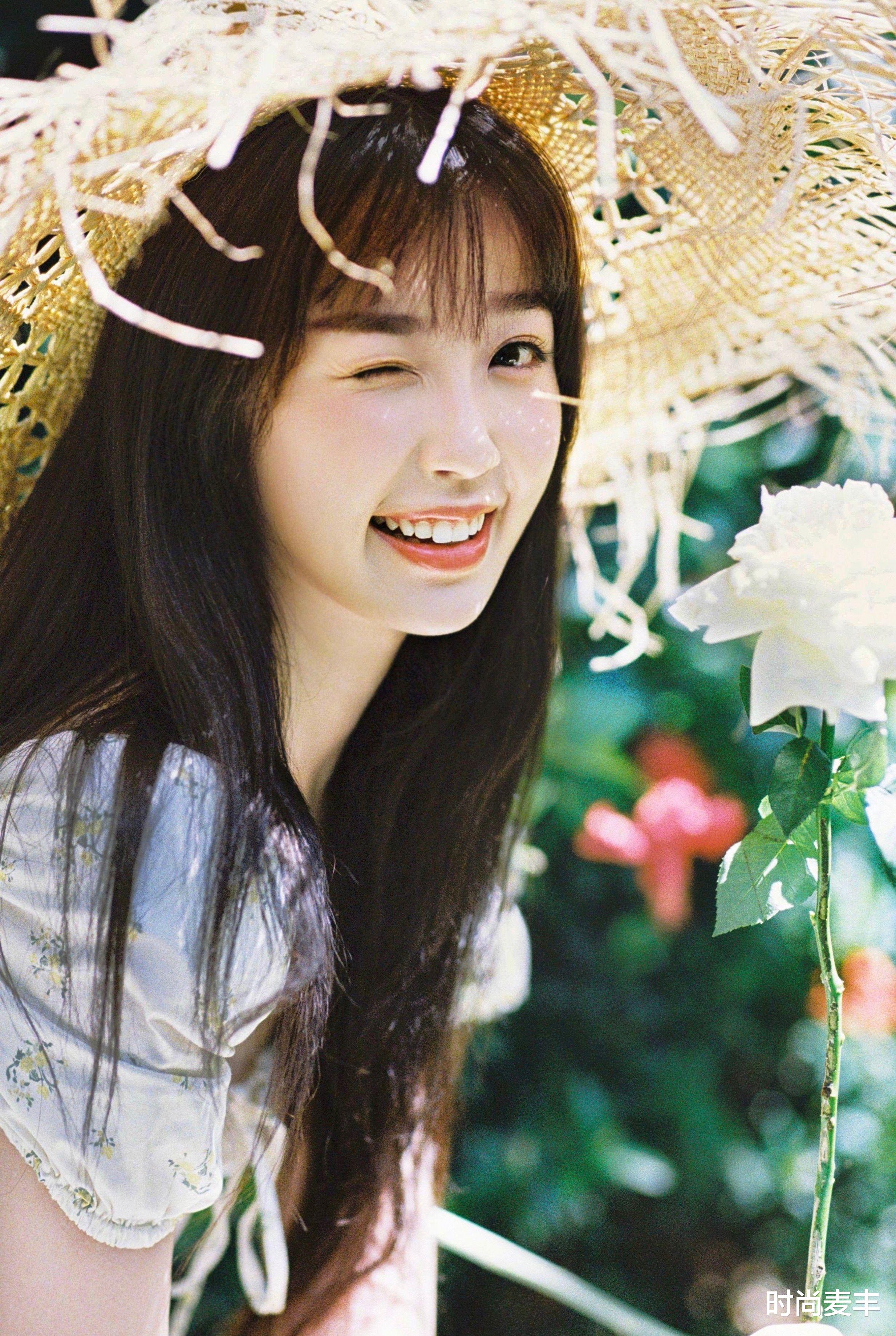 时尚麦丰|虞书欣夏日泳装照曝光,连体露背泳装头发湿漉漉,背部曲线优美