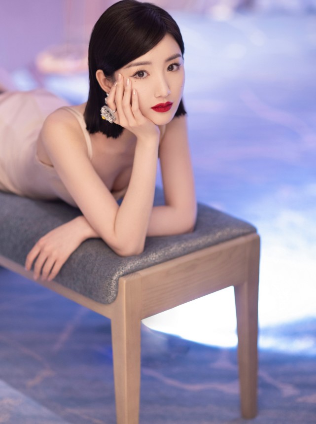 长裙|浓妆红唇的毛晓彤又美了，藕粉长裙优雅迷人，匀称线条好养眼！