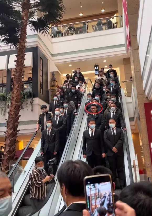 胡兵|胡兵带30+保镖出席活动引争议:保镖多到占俩电梯,不料现场无人识