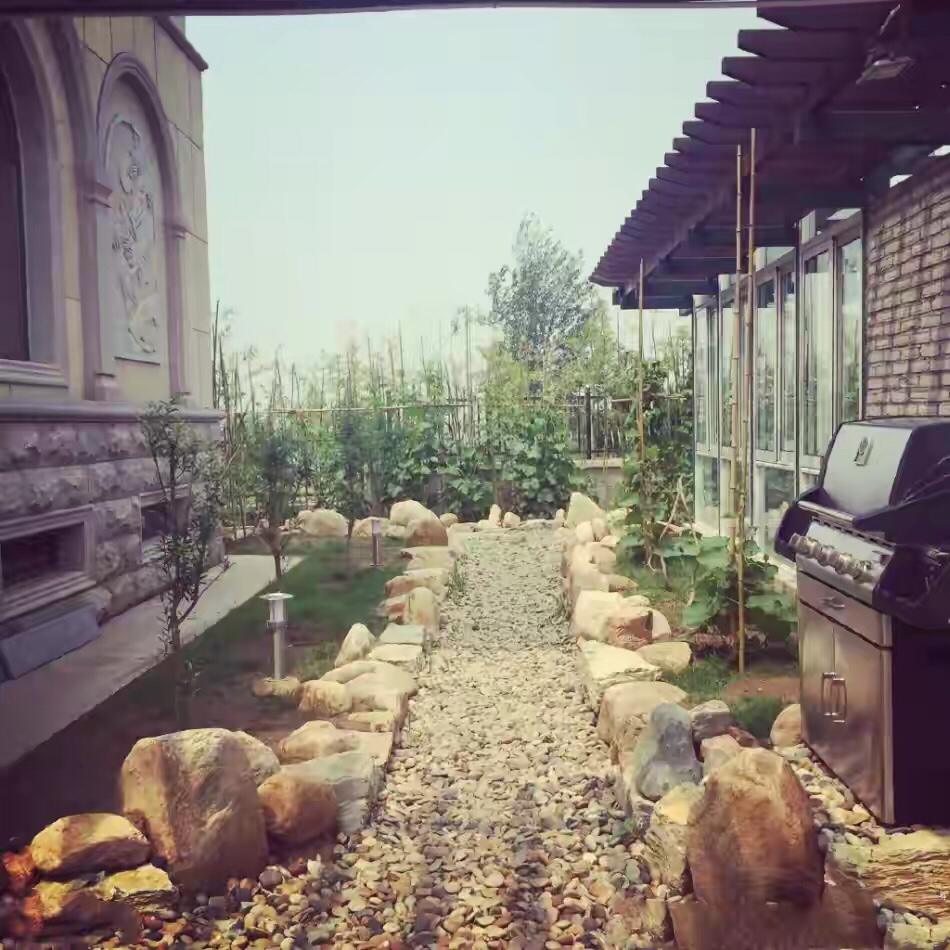 张予曦|王思聪前女友家中热舞，腰太细裤子拿皮筋勒住，家中大别墅像城堡