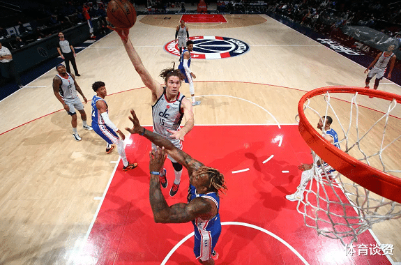 德怀特·霍华德|大合同再见,场均命中率33%!霍华德醒醒,你也老了,抢板抢不赢威少