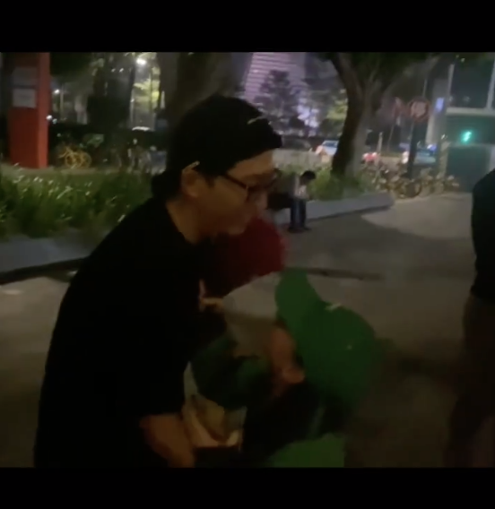 窦骁|何超莲晒窦骁庆生视频，两人互相跪地模拟求婚，甜蜜拥抱如偶像剧