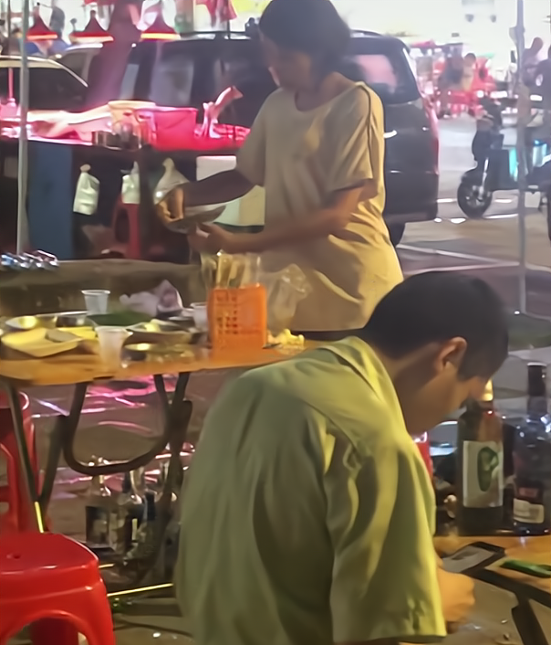 四叶草海之恋|流浪东莞的22岁姑娘，被家人抛弃后捡剩饭吃，“让她自生自灭”