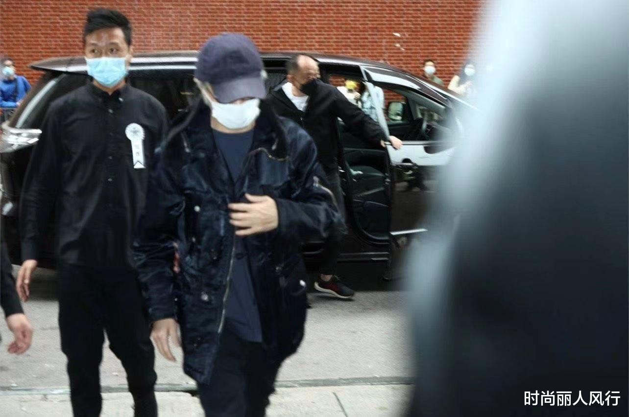 周星驰|周星驰送吴孟达最后一程！低扣帽檐踩运动鞋现身，神情难掩低落