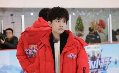 易烊千玺|吴京透露易烊千玺伤情，恢复情况让人忧，难道他的星路就此终结？