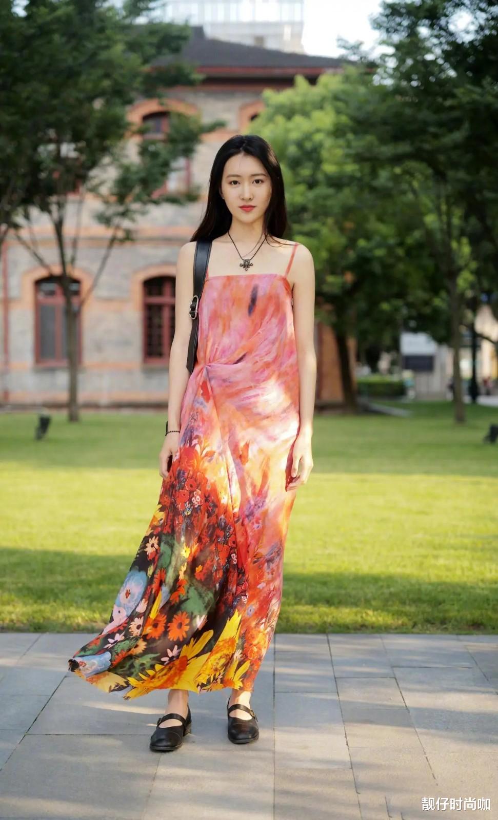 靓仔时尚咖|选择好看的碎花连衣裙穿搭,摆脱乡土气息,化身都市丽人!