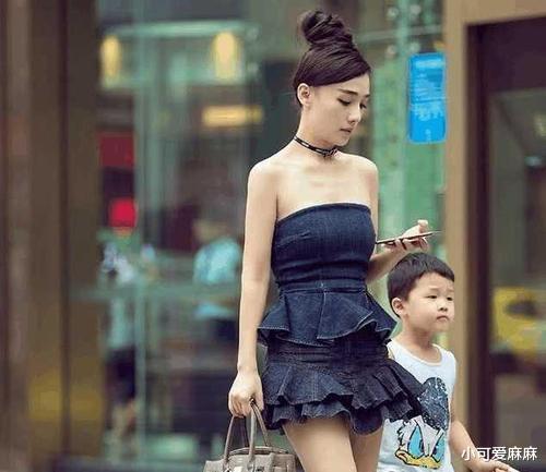 小可爱麻麻|宝妈穿着“清凉”去接娃,却被儿子同学嘲笑:你妈穿内裤出门