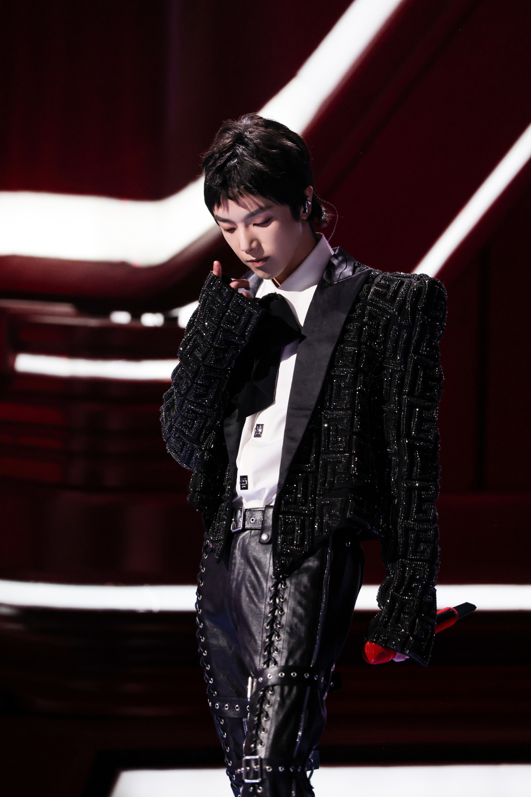 新世界|双十一狂欢夜歌王华晨宇带着《新世界》来了，用实力诠释顶级唱功