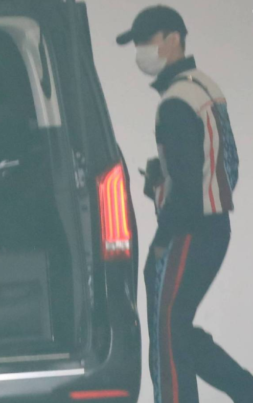 张艺兴|李易峰、张艺兴机场偶遇!先绅士让路,后尴尬告别,要被他们笑死