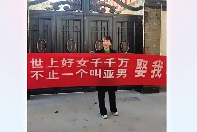 |恶心的女网红，门口求人娶她，人丑，内心更丑！
