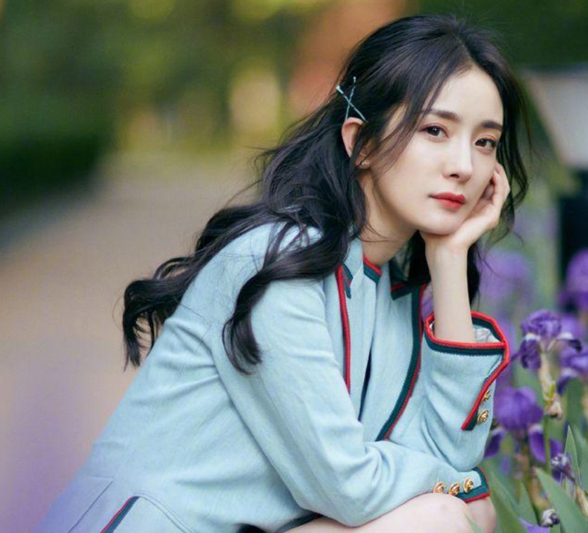 杨幂|张艺凡挑战杨幂同款“漫画腰”，肋骨外翻毫无美感，遭网友吐槽