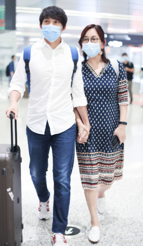 时尚美妆妞|陈松伶携小8岁老公走机场，穿碎花连衣裙身材发福，仍被宠上天