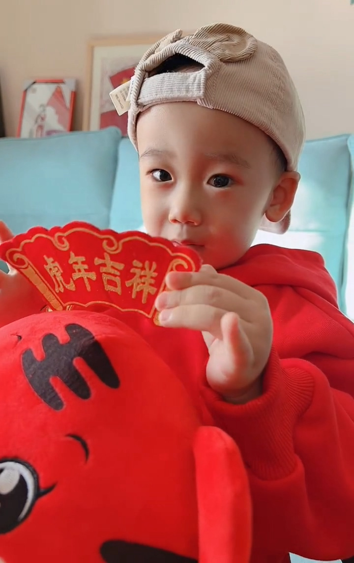 领航|中国速滑世界冠军夫妇晒儿子萌照,明眸皓齿颜值超高,帅气又可爱