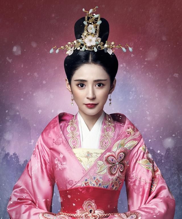 李心艾|演员李心艾减肥失败，对镜子自拍超显胖，被助理调侃：像大狗熊！