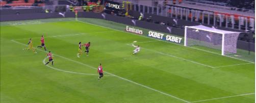 AC米蘭|3-1，又連勝！沒(méi)落豪門(mén)強(qiáng)勢(shì)復(fù)蘇，狂轟18腳太解氣，意甲爭(zhēng)冠慘烈