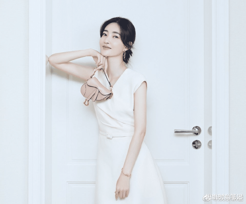 姚姚时尚笔记|王丽坤品牌活动生图美上热搜，一袭小白裙清新文艺，燕子包太抢镜