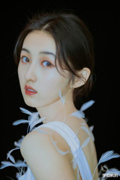 张子枫|导演渣归渣，但他太会拍美女了吧