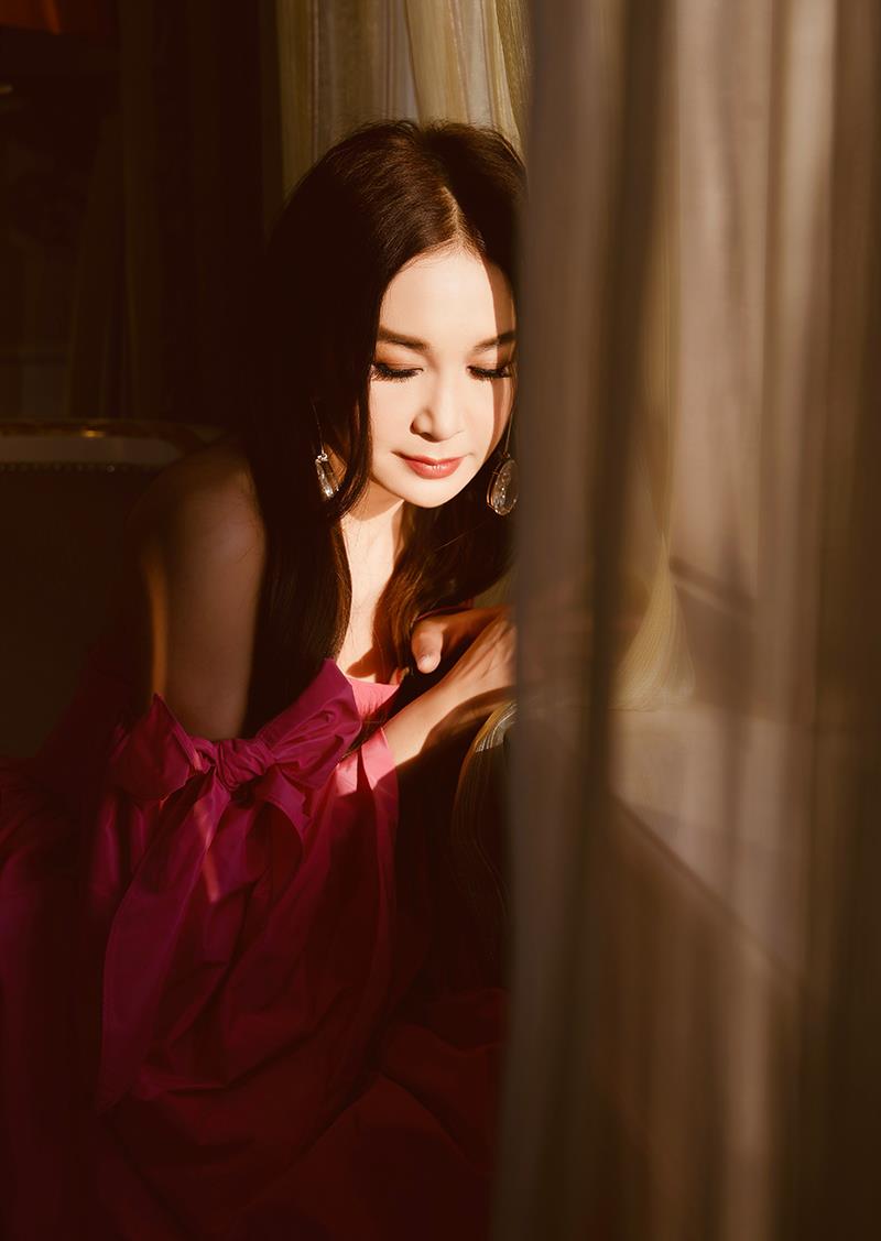 辰雪聊时尚 温碧霞虽是阿姨的年龄,身材却美似少女,穿粉色抹胸裙气质好温柔