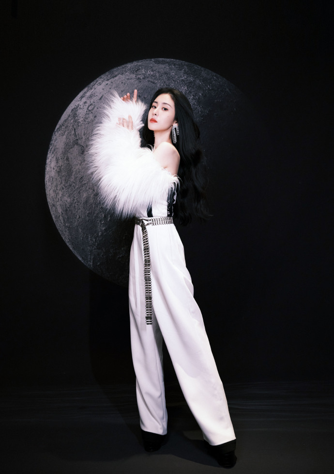 猫姐穿搭经|张碧晨瘦得没有“妈妈感”，穿连体裤腰带还余下一大截，腰真细