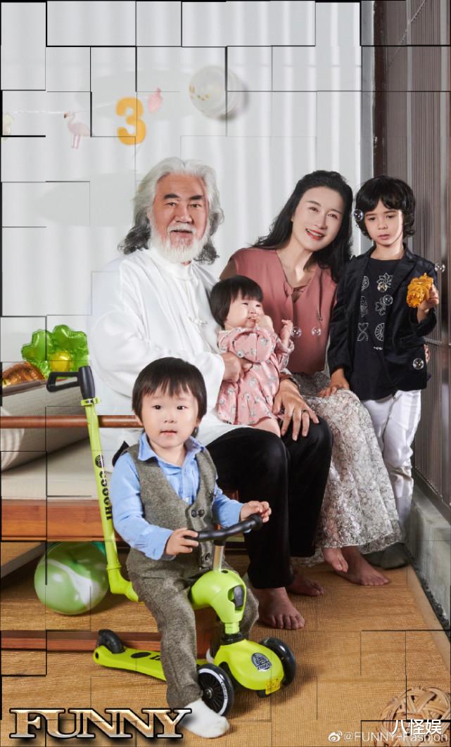 张纪中|张纪中一家五口罕拍大片，小31岁老婆手上戴满钻戒，抱着他撒娇