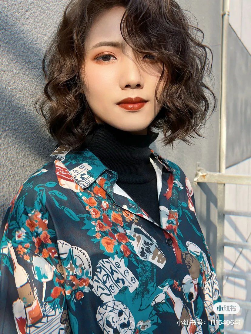 烫发 今年年底女发怎么剪？卷卷烫c形烫发尾染，没想到如此美
